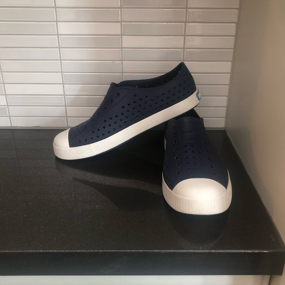 EUC Navy Native Jefferson youth shoes